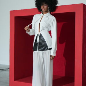 FALDA INTERVENIDA MITAD CUERINA Y MITAD TELA TRASLUCIDA  BLANCA