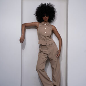 CHALECO Y PANT LATTE DET CUERINA