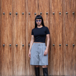 SHORT CUADROS GRIS Y TOP LYCRA NEGRO