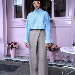 PANT LATTE DOBLES Y CAMISA AZUL RAYAS