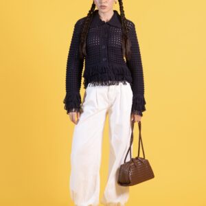 PANT GENIO BLANCO Y SUETER TEJIDO AZUL OSCURO