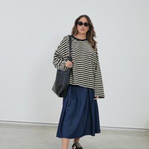SUETER OVER RAYAS NEGRAS Y FALDA DENIM BOMBER